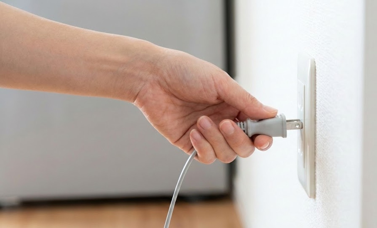 冷蔵庫の作業前にコンセントを抜く安全な手順