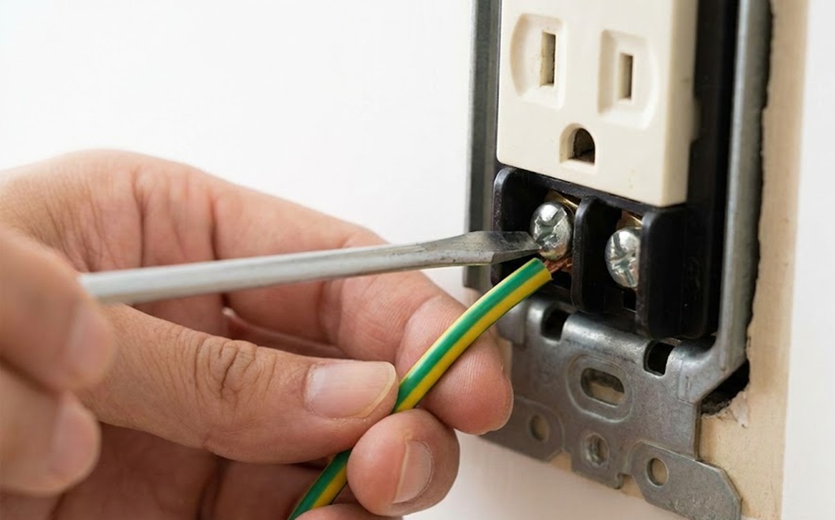 ネジ式端子からアース線を取り外す手順