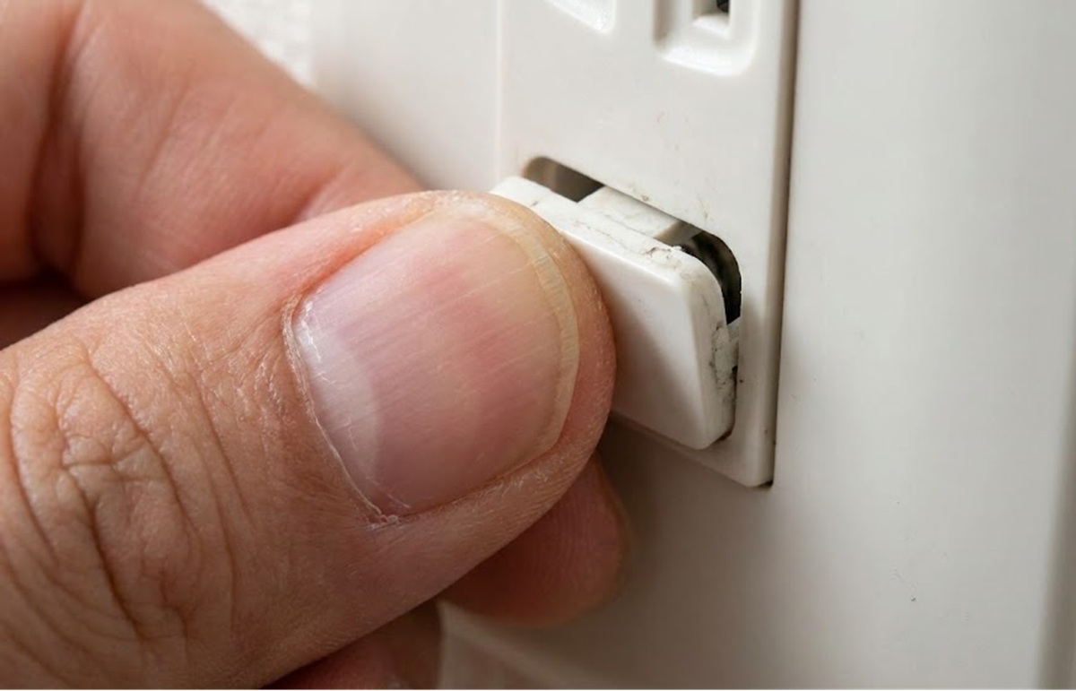 コンセントのアース端子のカバーが開かない時のコツ